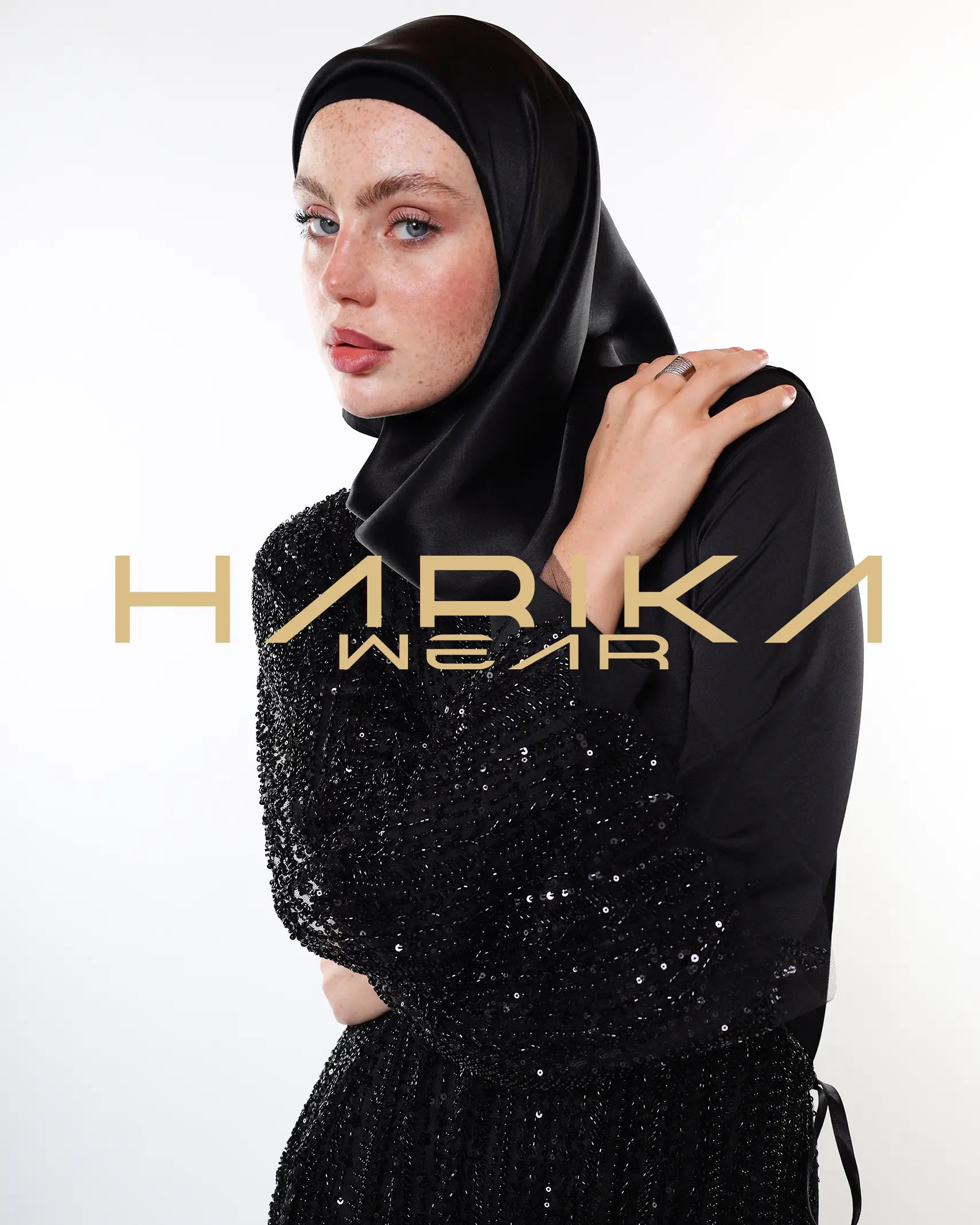 Yandan bağcıklı, kristal ve boncuk işlemeli, tek kollu tül abaya