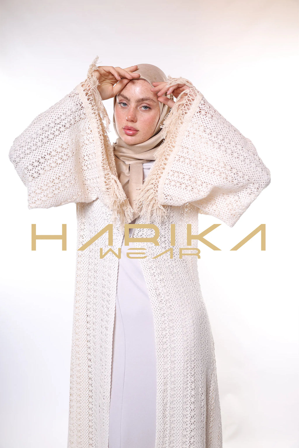 Püskül detaylı beyaz file abaya