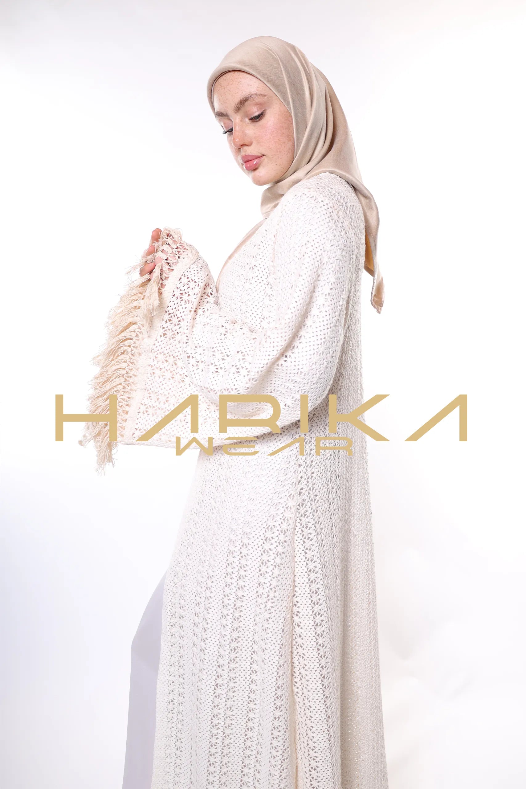 Püskül detaylı beyaz file abaya