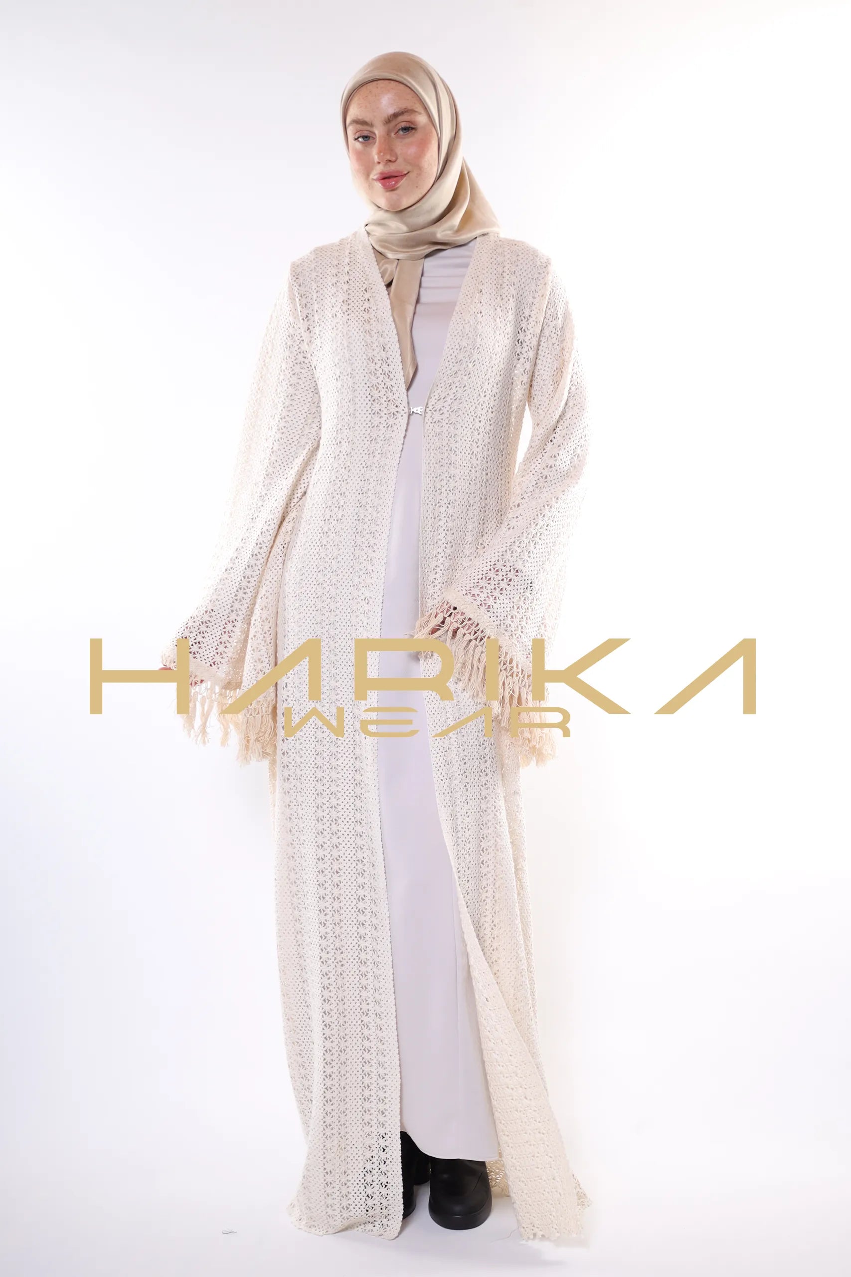 Püskül detaylı beyaz file abaya