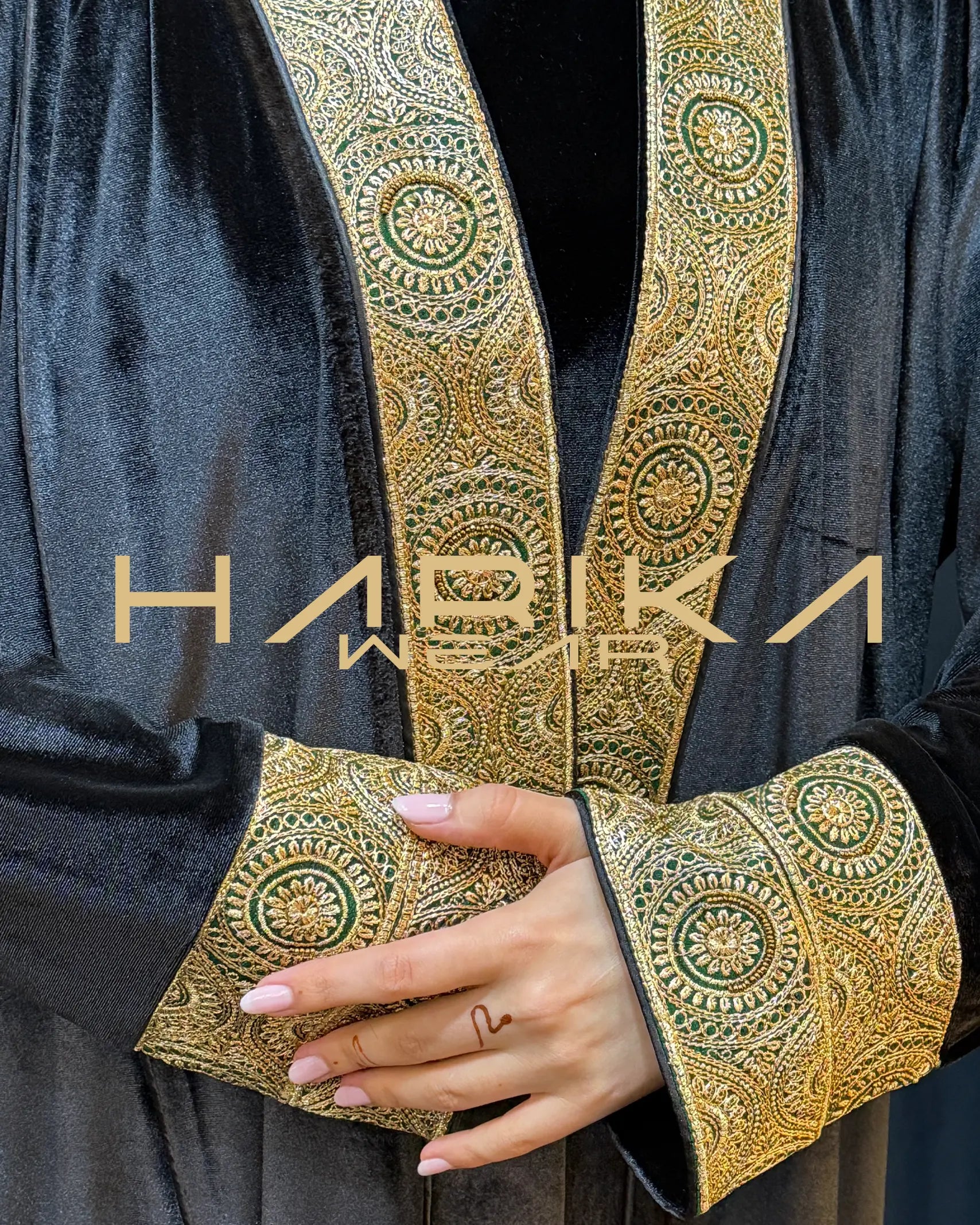 Özel renkli nakışları kadifeli Abaya