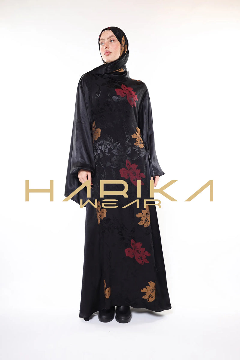 Yumuşak renkli çiçek desenlerine sahip siyah elbise ve şal