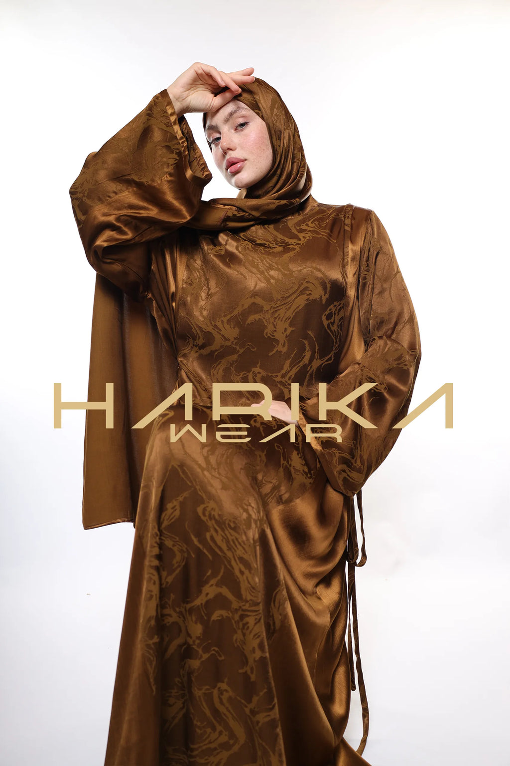 Nadir kahverengi renkte uyumlu şal ile şık elbise