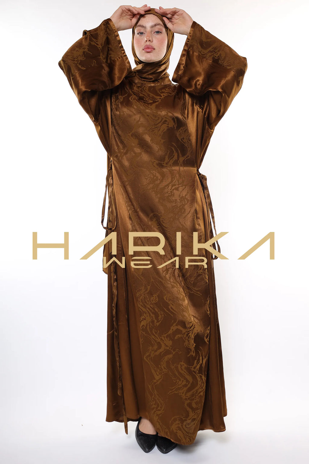 Nadir kahverengi renkte uyumlu şal ile şık elbise