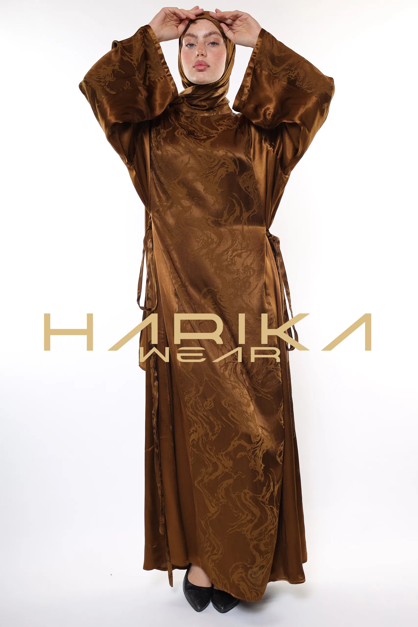 Nadir kahverengi renkte uyumlu şal ile şık elbise