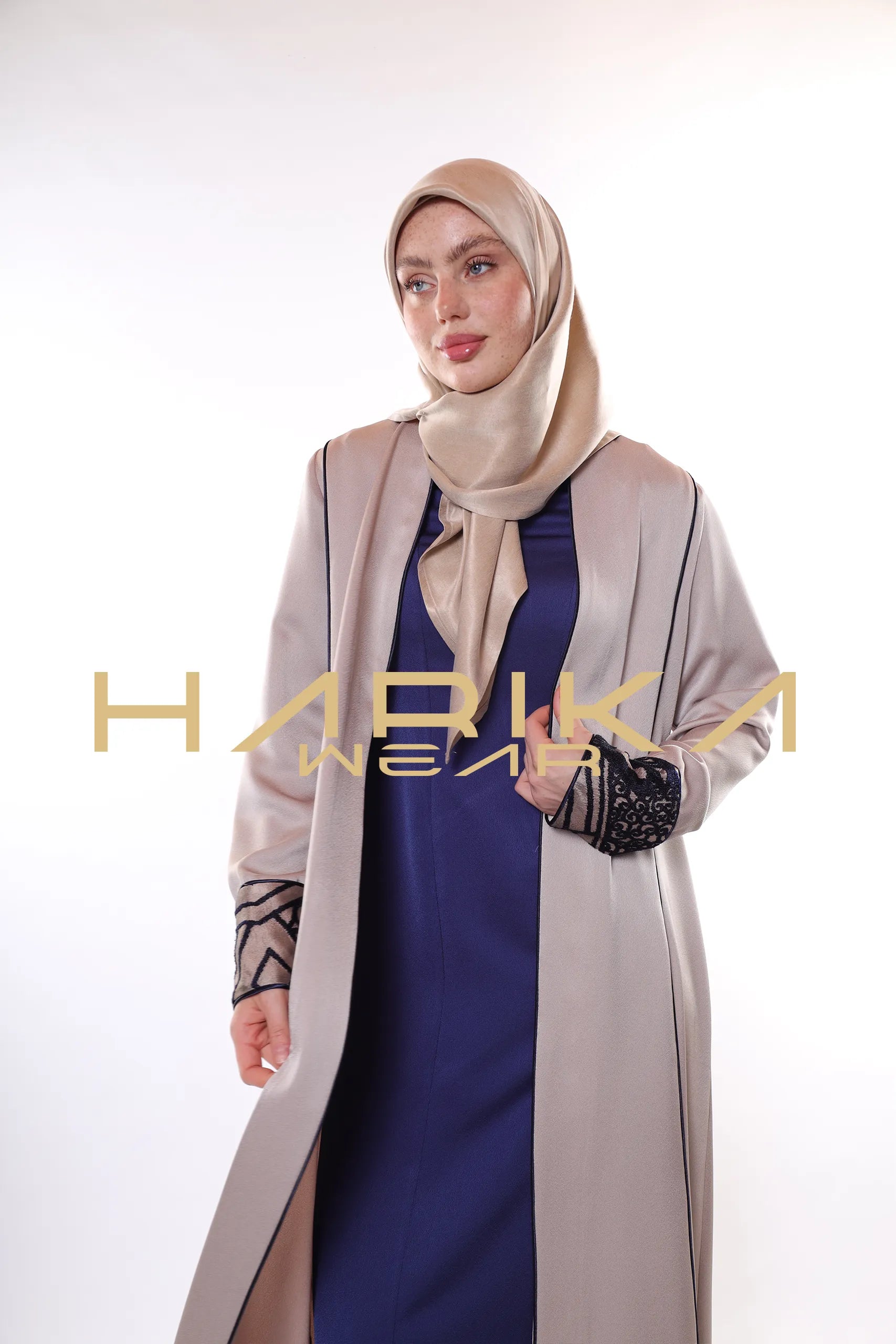 Geometrik desenlere sahip lüks bej Ferace