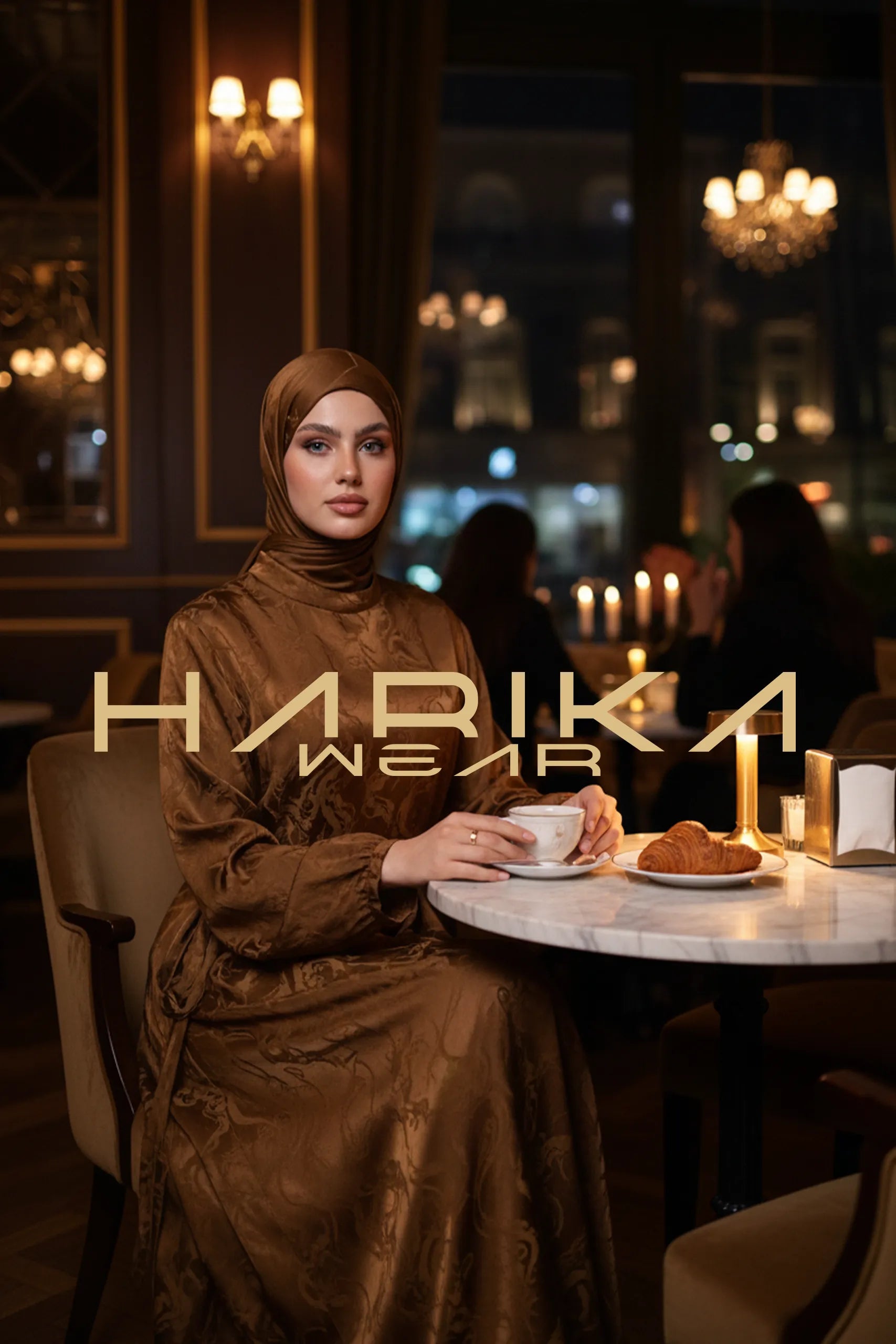 Nadir kahverengi renkte uyumlu şal ile şık elbise