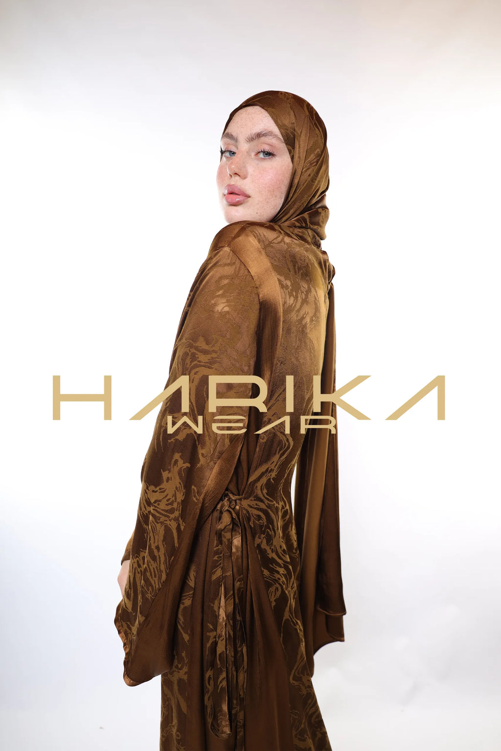 Nadir kahverengi renkte uyumlu şal ile şık elbise