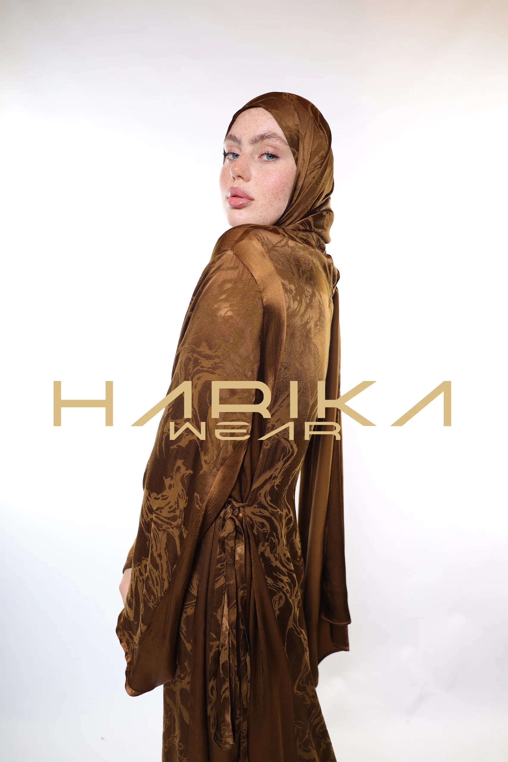 Nadir kahverengi renkte uyumlu şal ile şık elbise