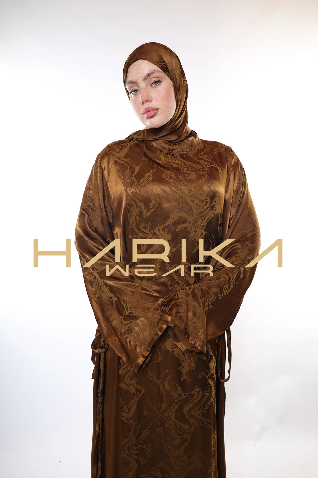 Nadir kahverengi renkte uyumlu şal ile şık elbise