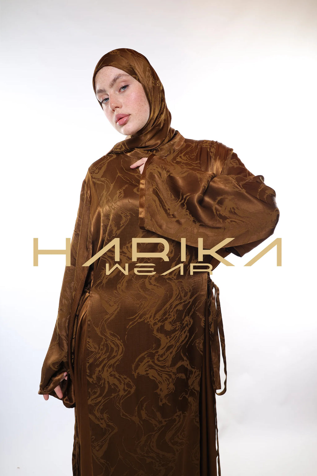 Nadir kahverengi renkte uyumlu şal ile şık elbise