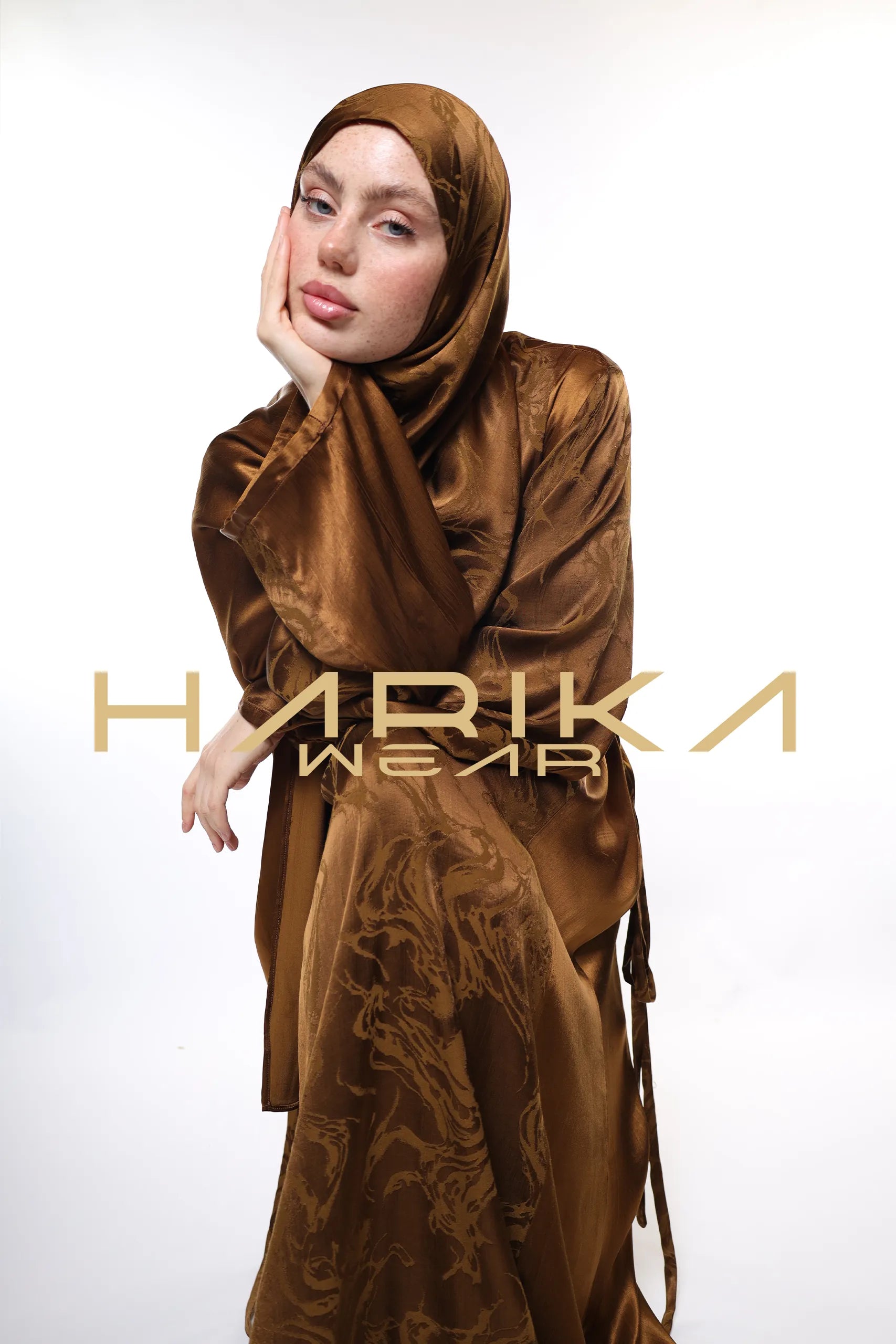 Nadir kahverengi renkte uyumlu şal ile şık elbise