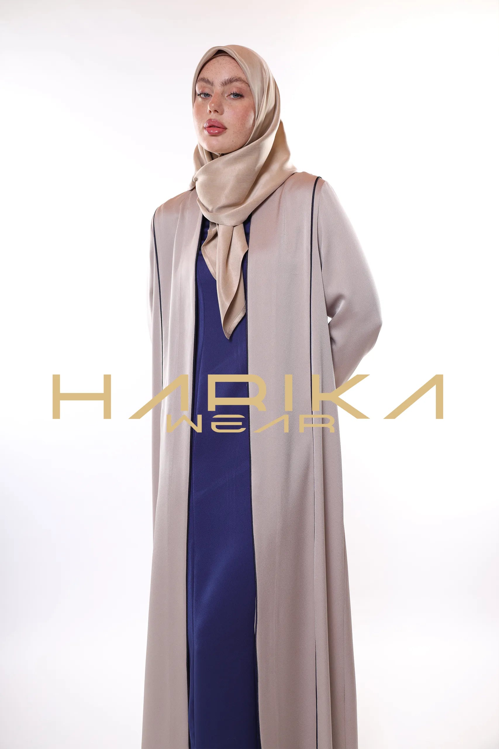 Geometrik desenlere sahip lüks bej Ferace