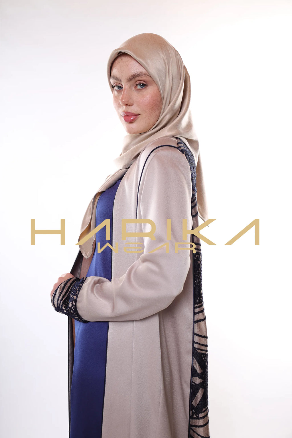 Geometrik desenlere sahip lüks bej Ferace