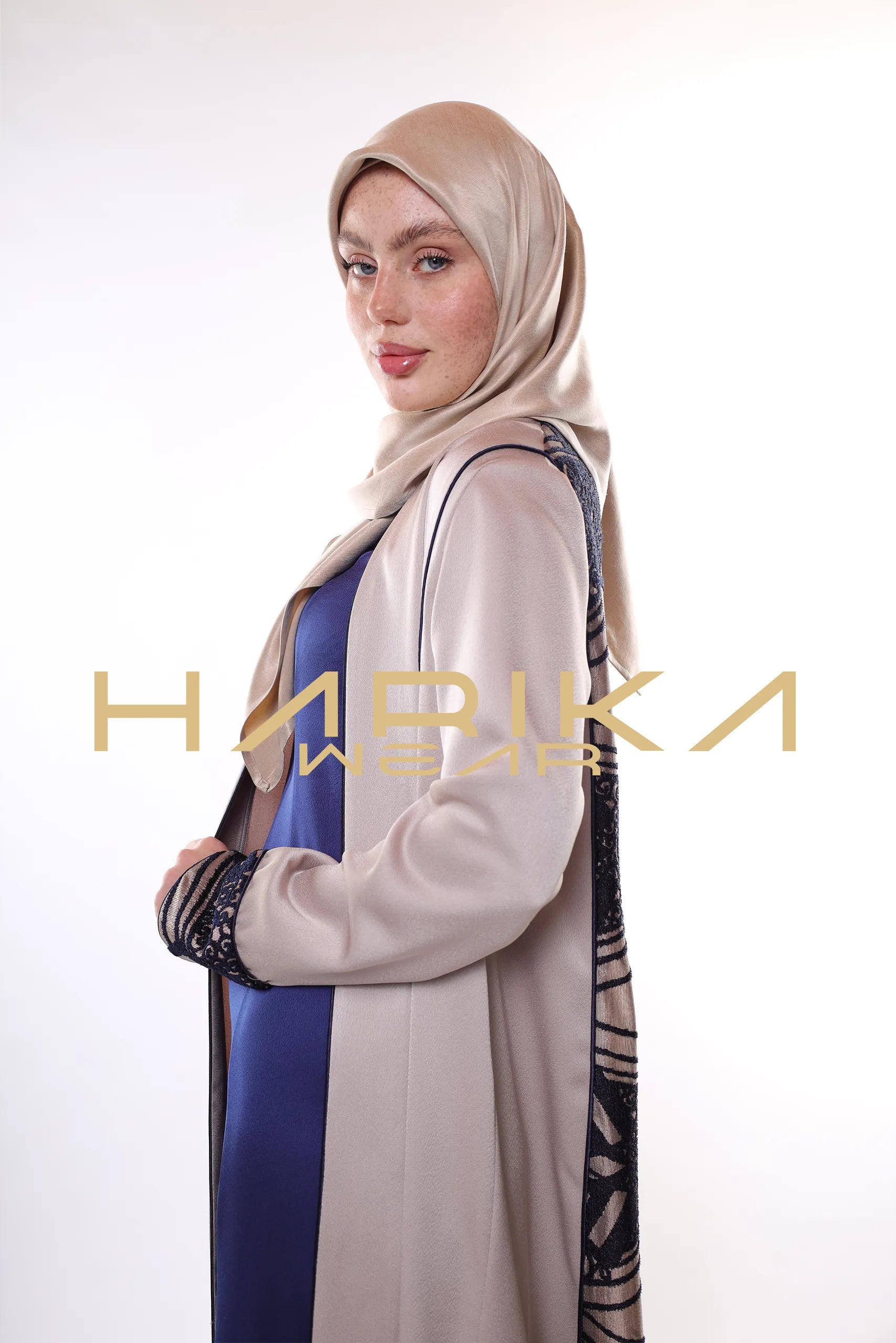 Geometrik desenlere sahip lüks bej Ferace