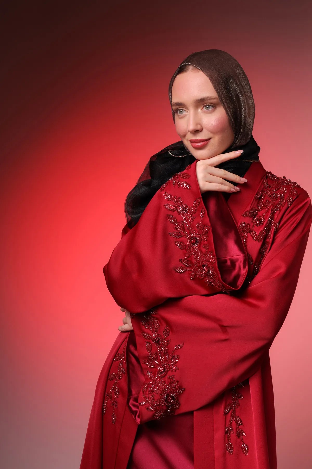 عباءة فاخرة مزينة بتطريزات ورد متلألئة بكريستال سواروفسكي.