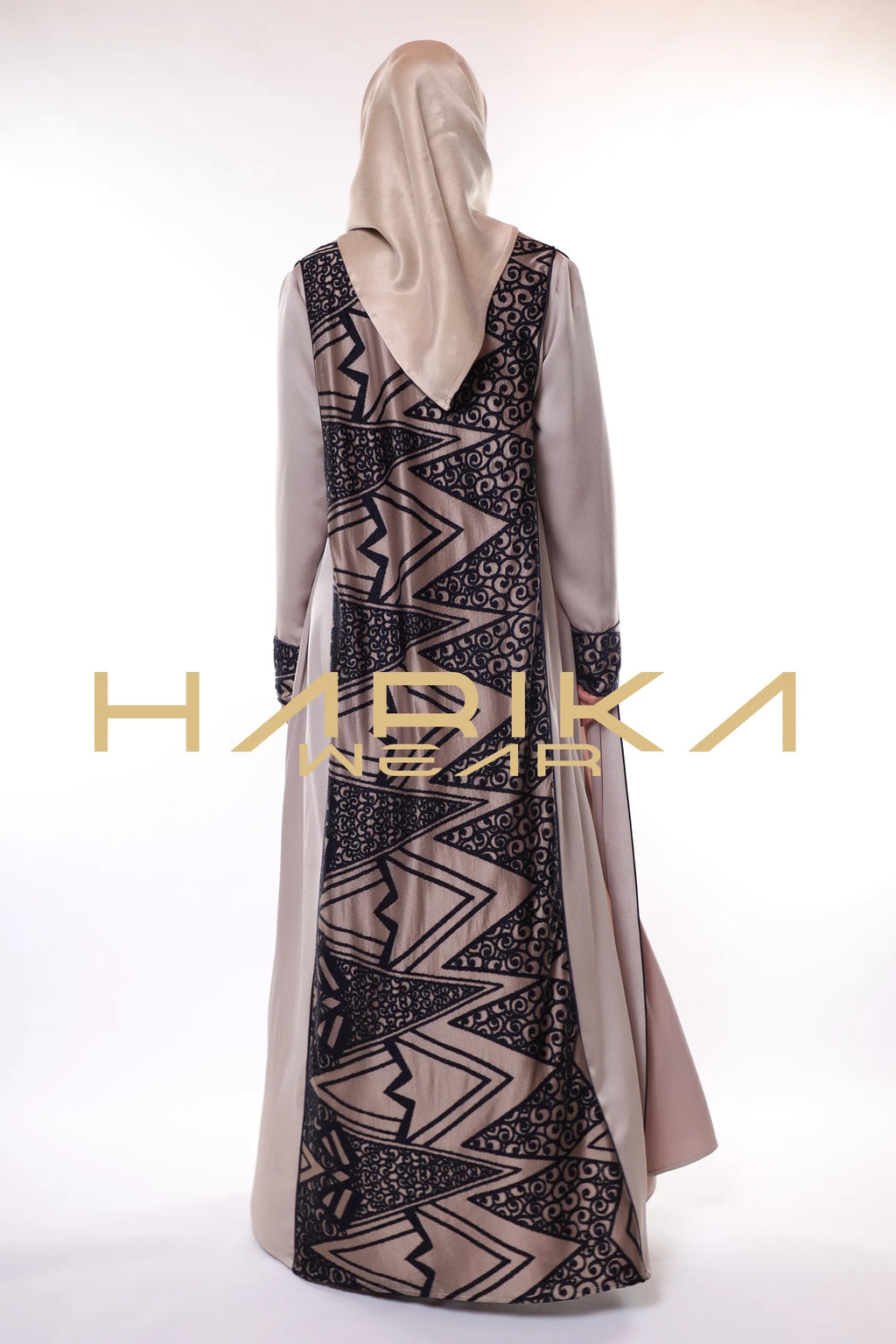 Geometrik desenlere sahip lüks bej Ferace