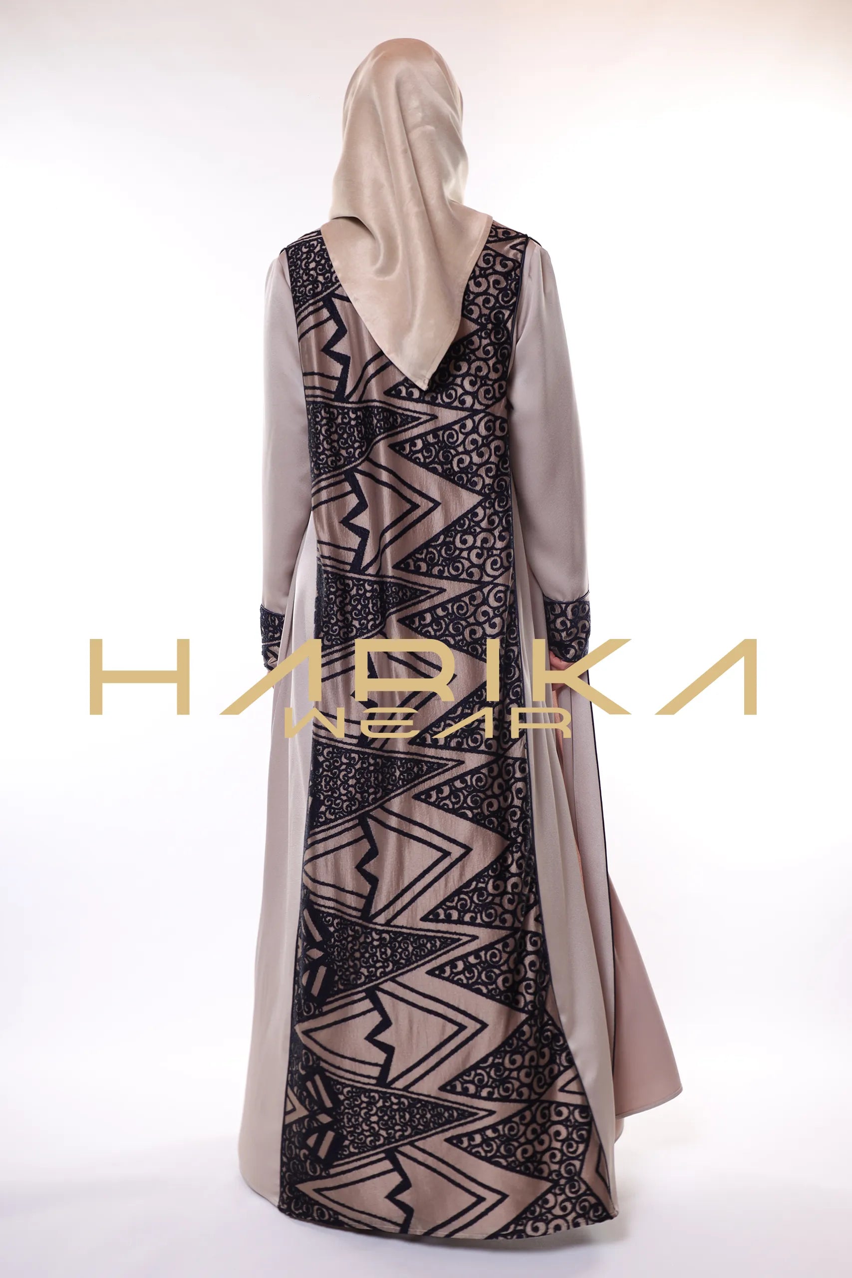 Geometrik desenlere sahip lüks bej Ferace