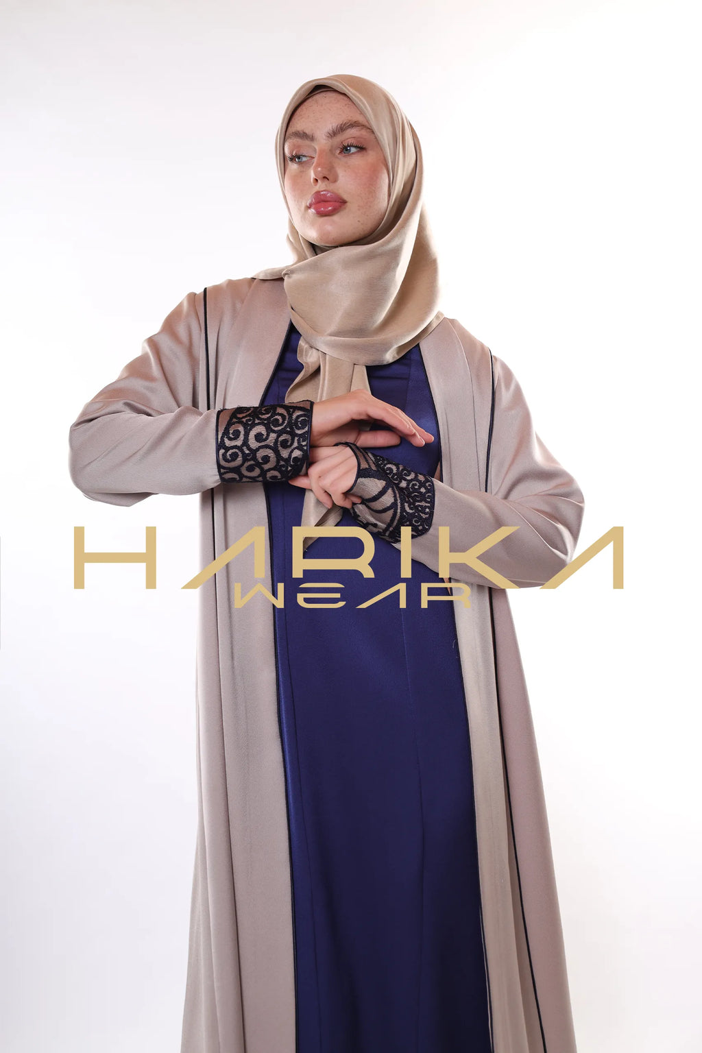 Geometrik desenlere sahip lüks bej Ferace