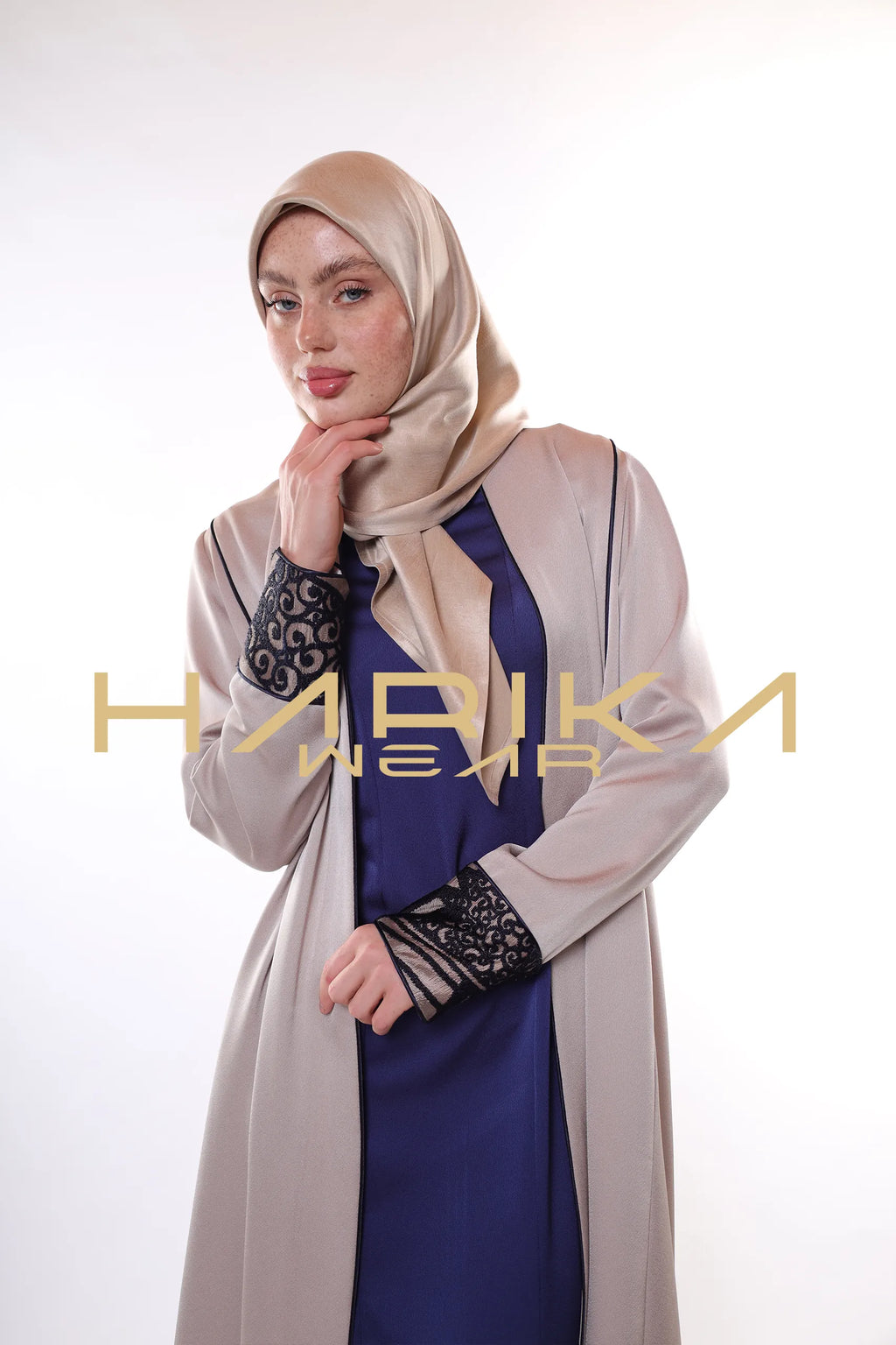 Geometrik desenlere sahip lüks bej Ferace