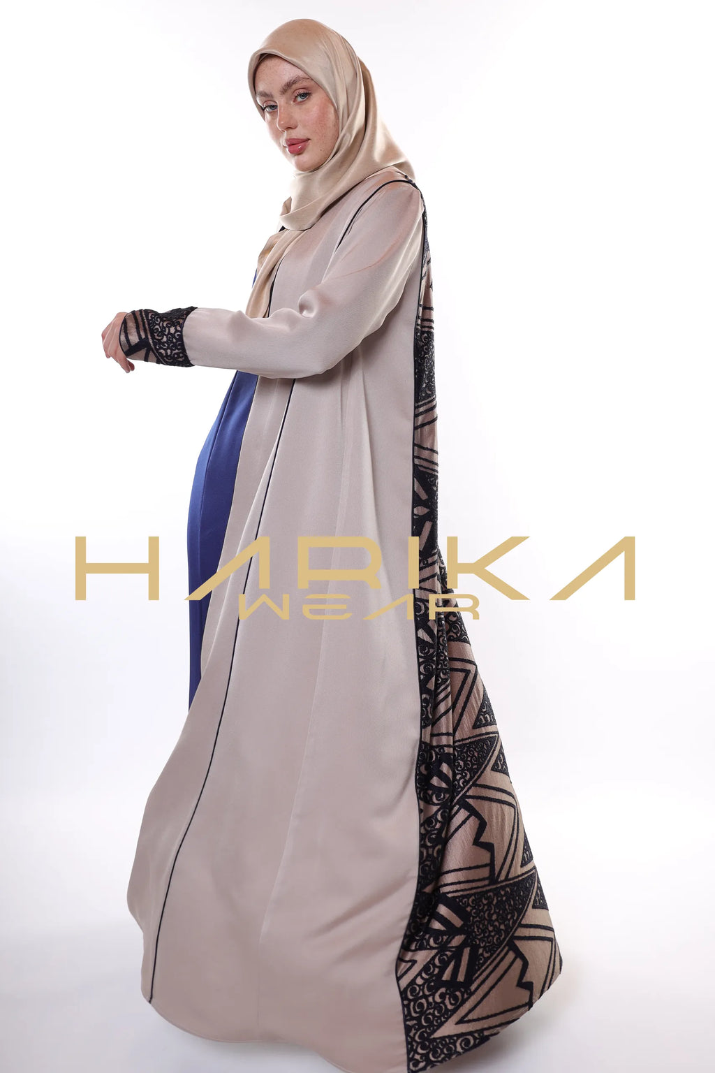 Geometrik desenlere sahip lüks bej Ferace