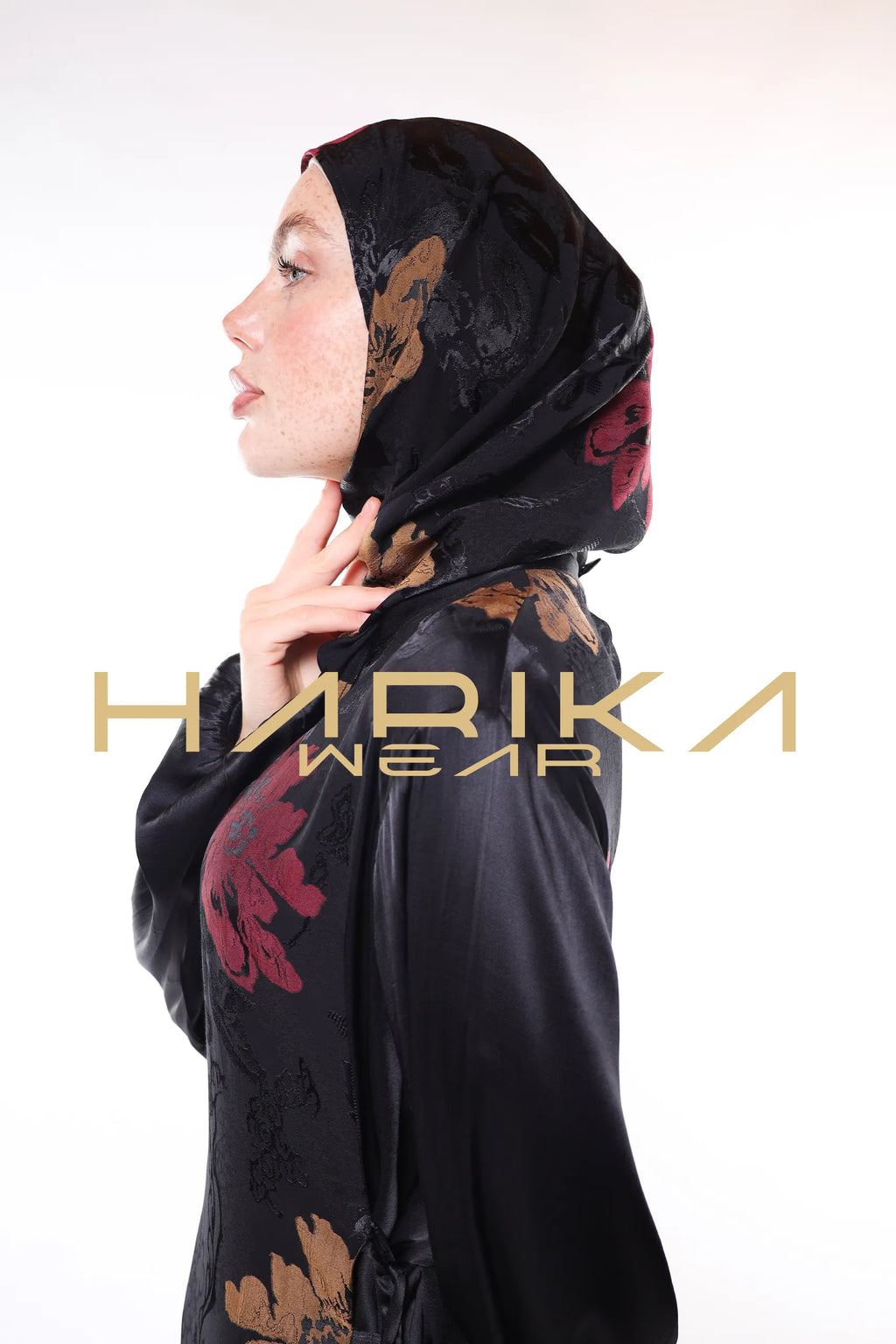 Yumuşak renkli çiçek desenlerine sahip Şal