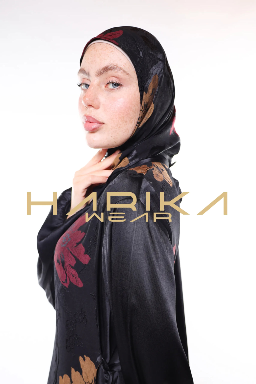 Yumuşak renkli çiçek desenlerine sahip Şal