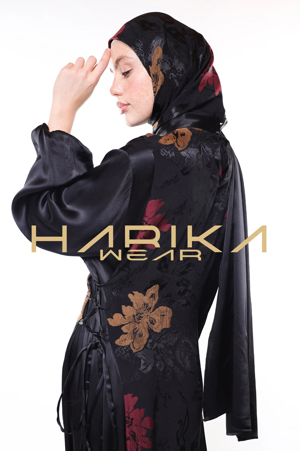 Yumuşak renkli çiçek desenlerine sahip Şal