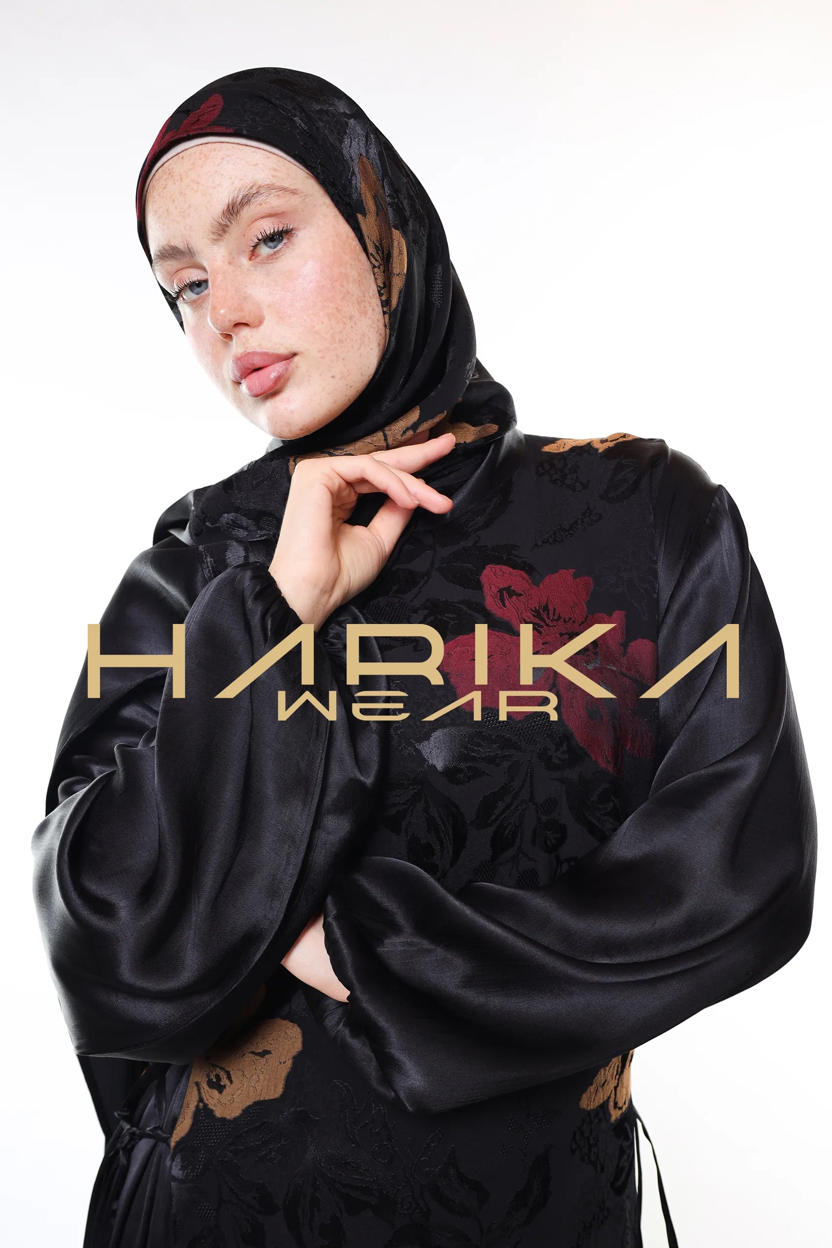 Yumuşak renkli çiçek desenlerine sahip Şal