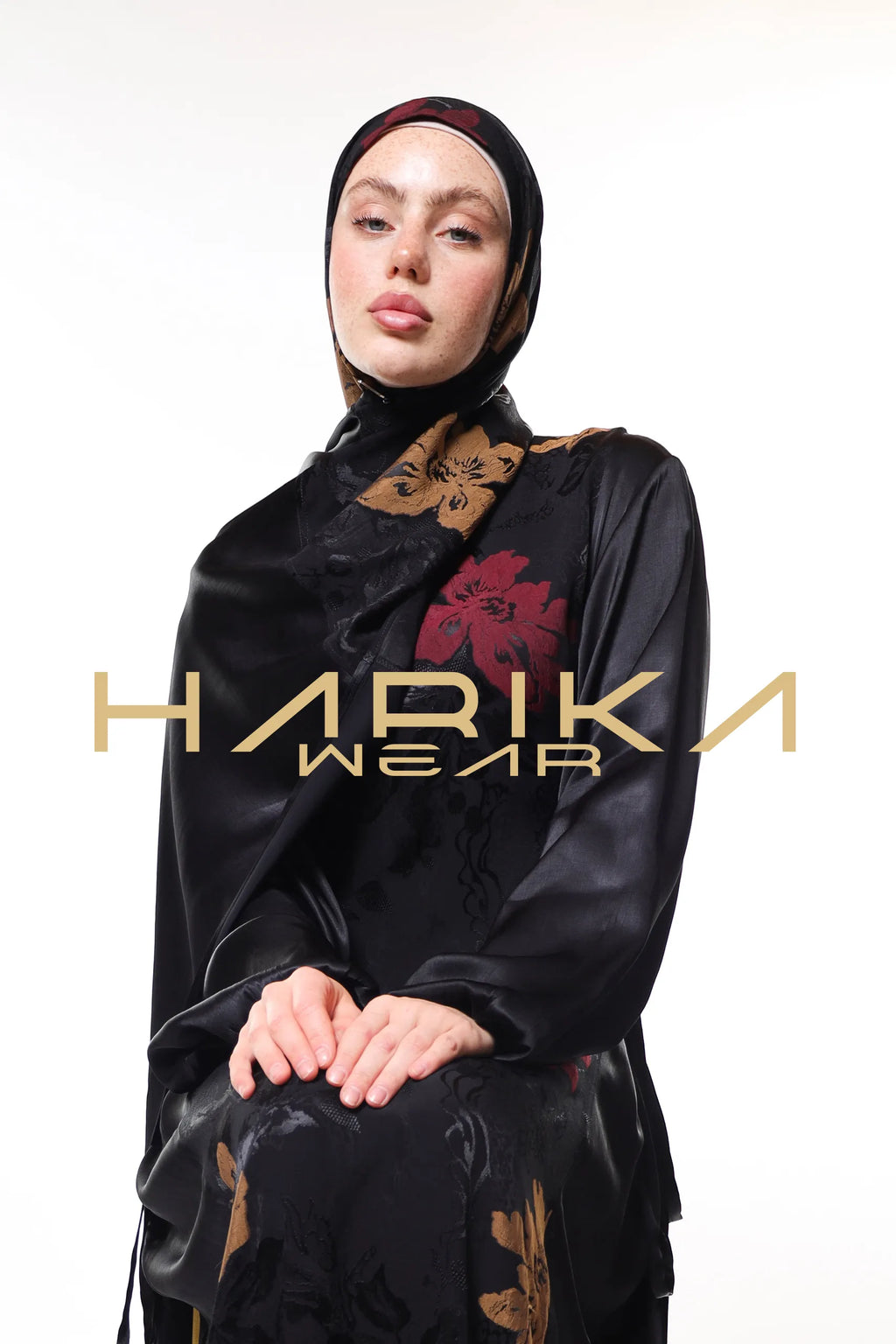 Yumuşak renkli çiçek desenlerine sahip Şal