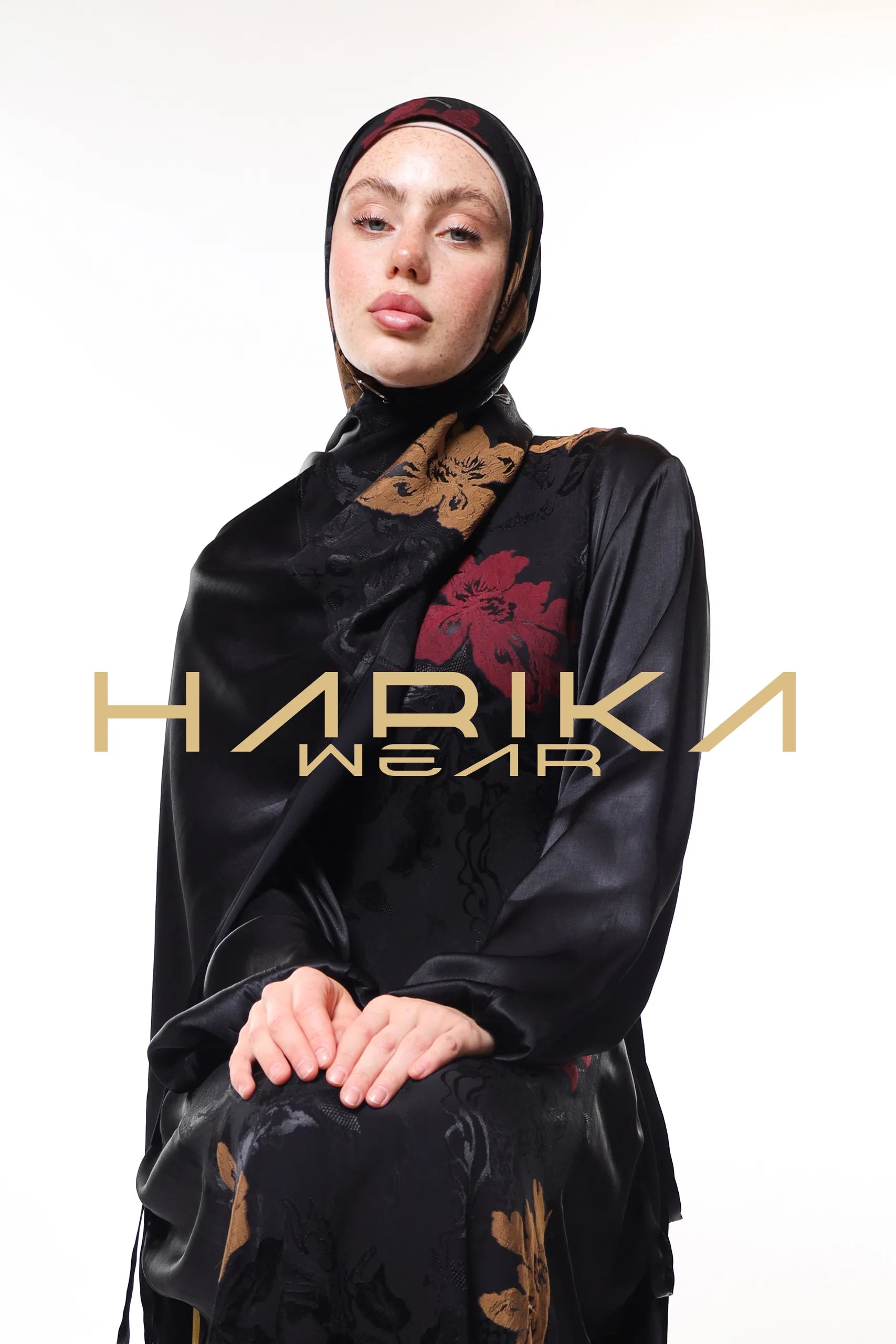 Yumuşak renkli çiçek desenlerine sahip Şal